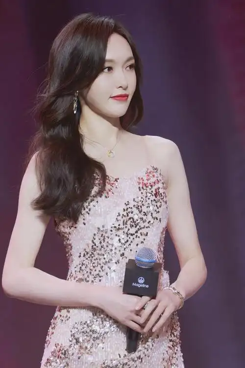 唐嫣抹胸亮片裙造型生图,端庄优雅迷人!