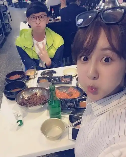 杨紫春节期间晒饭量,网友认为:过年就是要放肆一波!