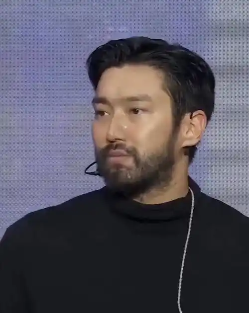 36岁崔始源络腮胡造型亮相,发福50斤认不出,被误认为费翔!