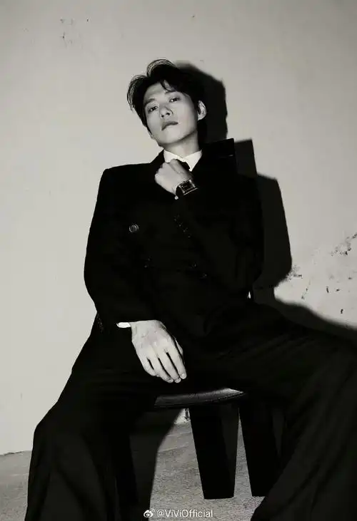 vivi星话题#魏大勋超话身穿saint laurent圣罗兰man西装,展现个人