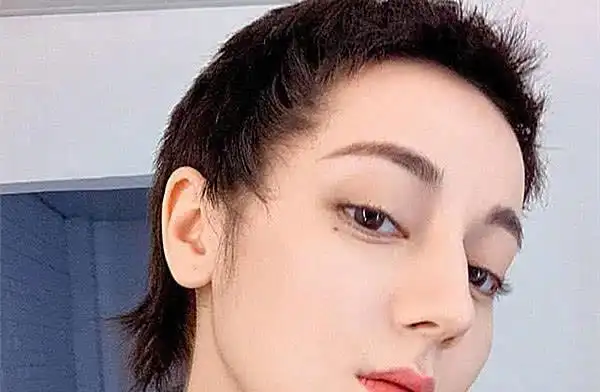 当女明星换上寸头周冬雨软萌热巴英气看到窦靖童太酷了