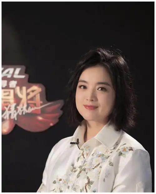 歌手白雪与李健罕见同框45岁的她老态尽显脸上除了皱纹就是肉