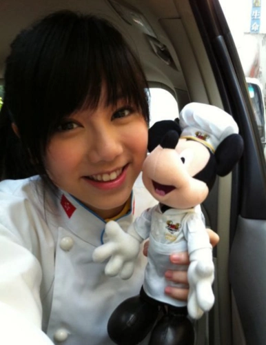 刚出道的邓紫棋,短发齐刘海非常孩子气,二十岁的时候还非常青涩