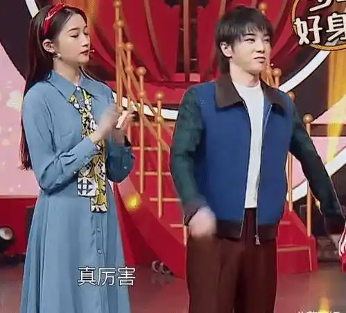 华晨宇"撩"开衣领,关晓彤就直接上手,这么快就"装"不下去了?