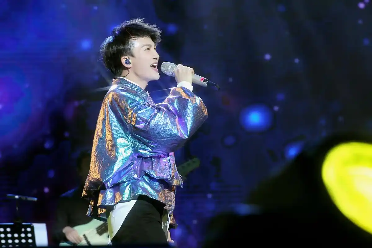 周深"深龄其境"上海演唱会举行 空灵嗓音演绎多首作品