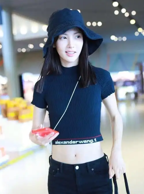 金晨的腰也太细了吧,穿露脐装配牛仔裤利落时髦,不愧是舞蹈出身