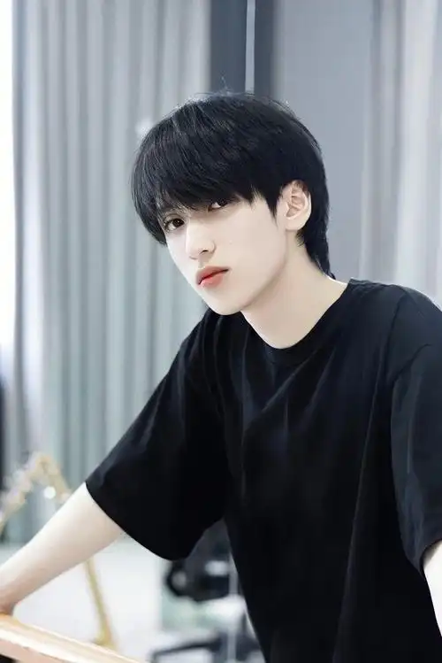 9万2021-08-21【严浩翔】(含歌词字幕)17岁原创新歌《尾号6208》直播