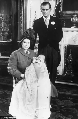 威廉王子晒全家福:小王子与狗狗对视萌翻众人【5】