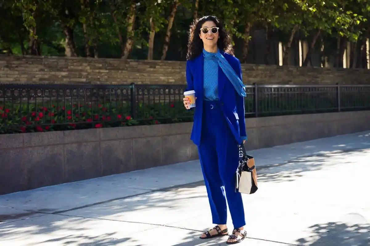 原创这个秋天穿好藏蓝色既经典又冷门