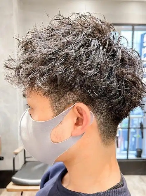 男士发型新风尚:两侧铲短头顶烫卷卷|卷发|脸型|时尚品味_网易订阅