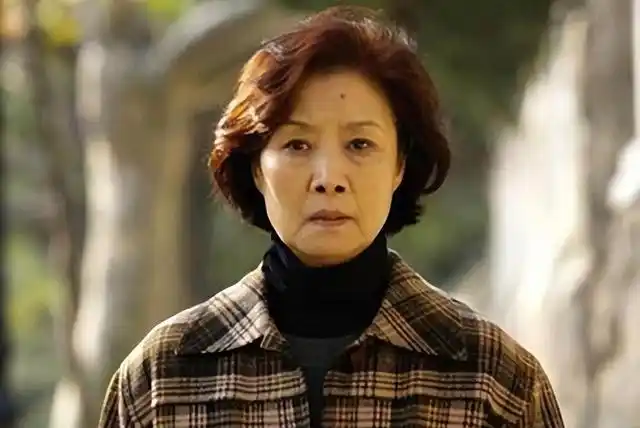 演员吕中:23岁嫁同学,今儿子儿媳是她的骄傲,女儿是国人的骄傲