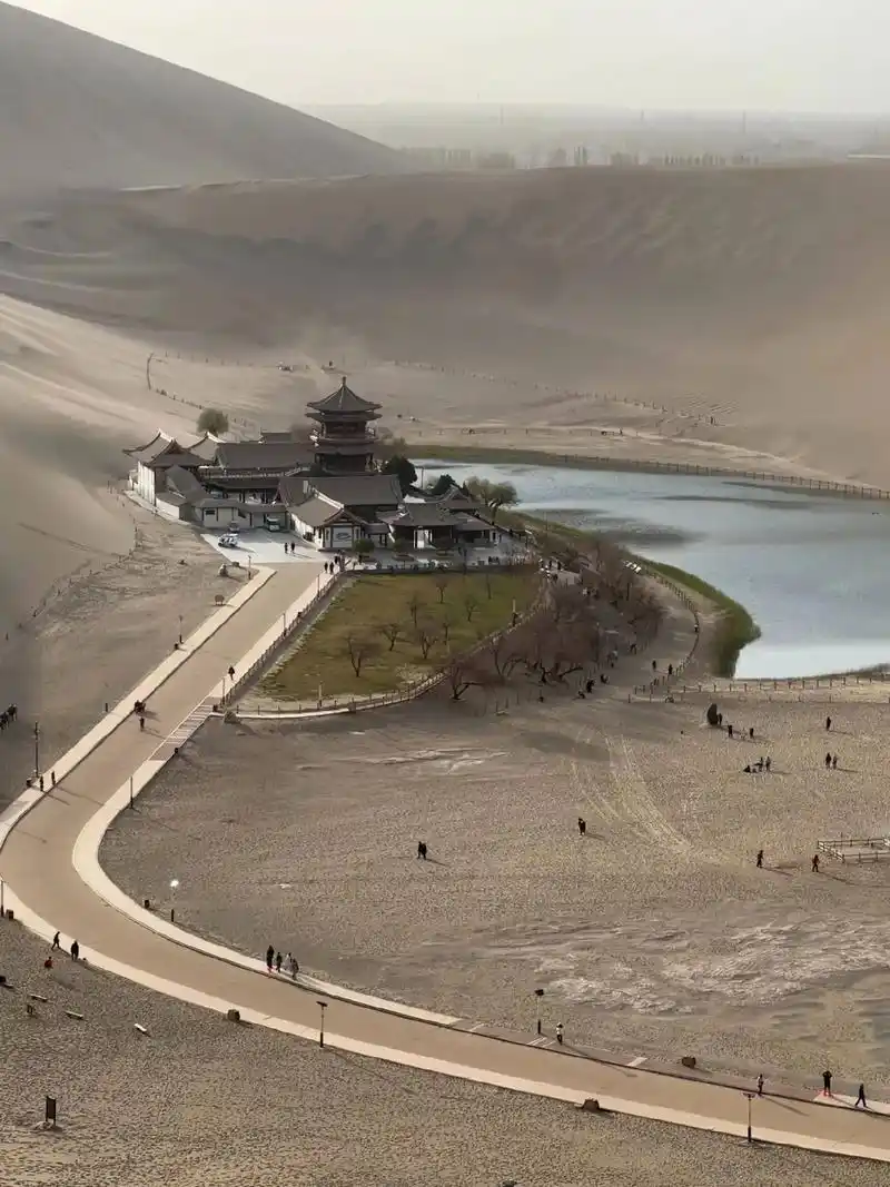 大漠孤烟直.#鸣沙山 #月牙泉 #甘肃 #沙漠 #旅行 - 抖音