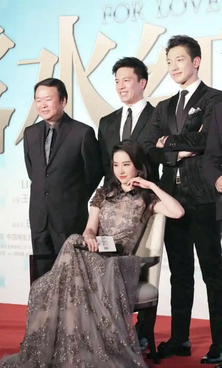 刘亦菲成了"妹妹". 坐在rain和其他几位男明星面前,看起来很有魅力.