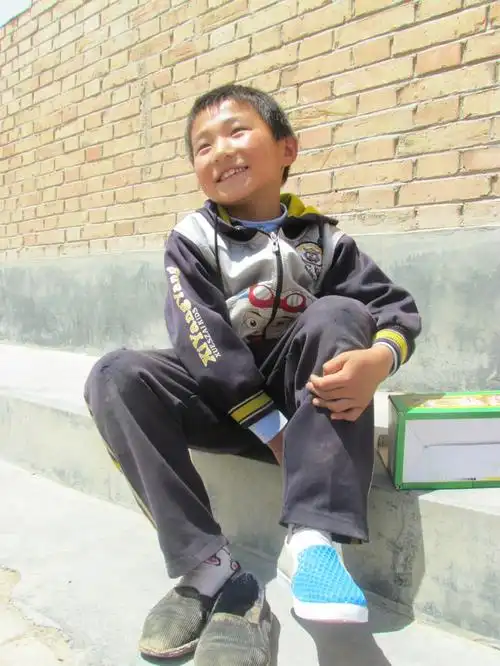 站在固原市原州区寨科乡蔡川小学和李岔小学分别举行以"送孩子一双鞋