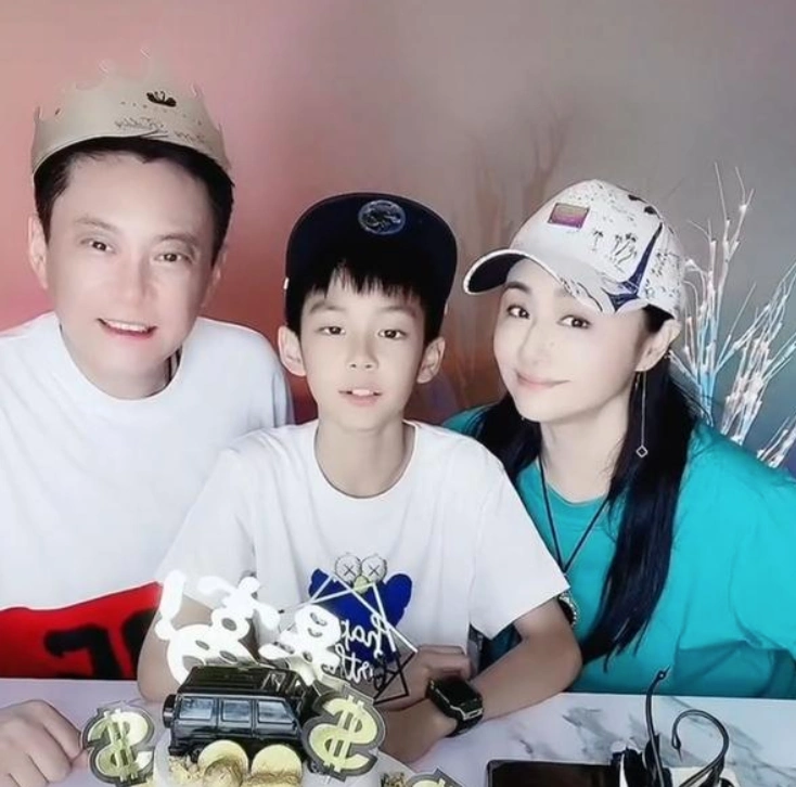 曹颖母子玩游戏太嗨,10岁王子比女孩还漂亮,眉眼和妈妈复制粘贴