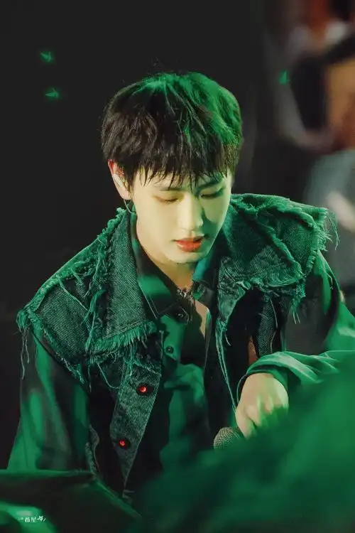 刘彰音乐节现场洒水达成