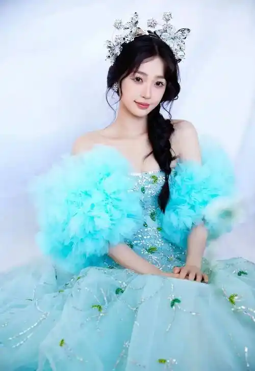 虞书欣冰雪仙子妆,白色霜花眼线加冰蓝色长裙,好像雪中仙子.