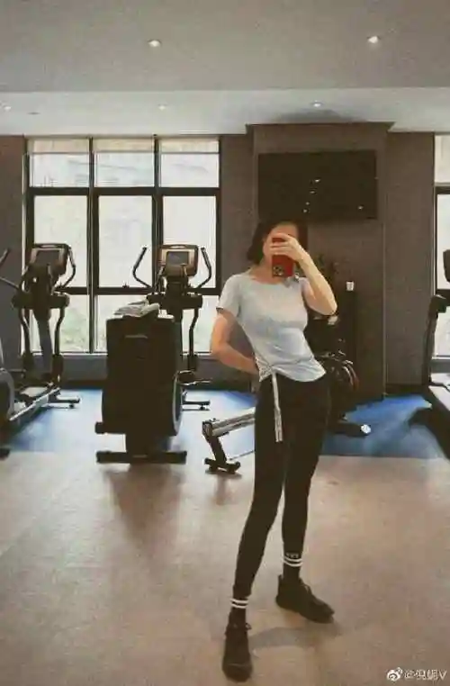 倪妮久违晒露脸照穿运动装秀长腿马甲线倪妮久违晒露脸照具体是什么