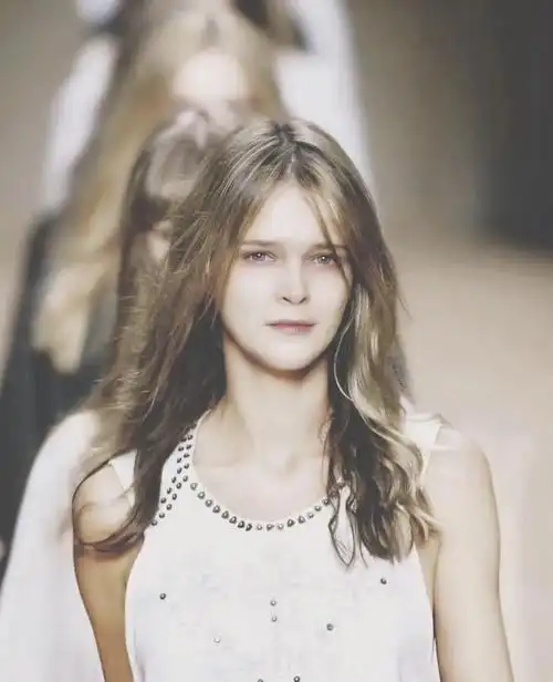 20年前被称为卡神的carmenkass从模特顶端到竞选议员最终富可敌国