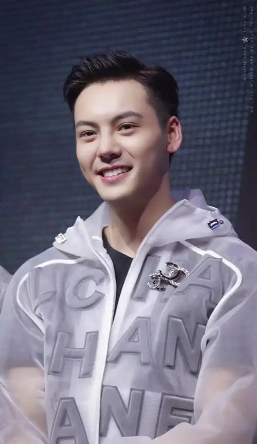 陈伟霆透明外套配牛仔裤潮到爆背头配甜笑好暖