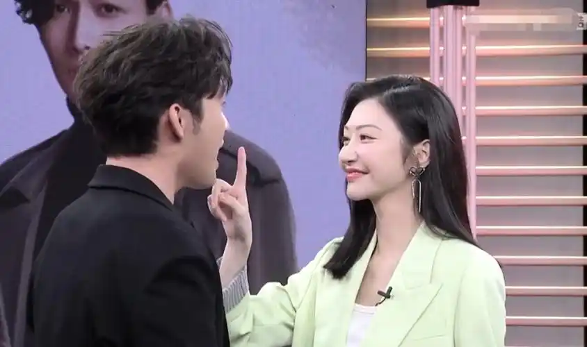 景甜张彬彬好甜,2人同框互相画眉,cp感不输给杨紫李现