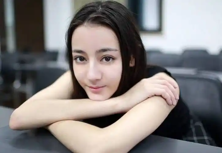 迪丽热巴嫌鼻梁太高?