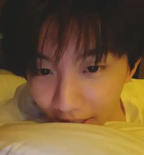 马嘉祺高考后首营业晒男友视角晚安视频我却被素颜状态吸睛了