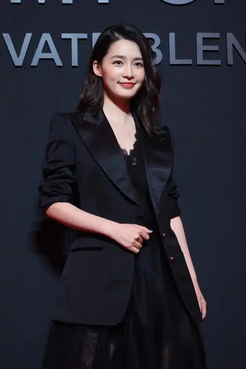 李沁的西装穿搭,精英范儿气场十足