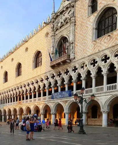 威尼斯总督府(palazzo ducale),使建于814年,后毁于火灾.