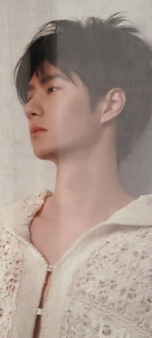 王一博白色无袖