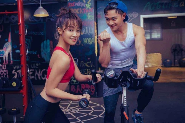 蓝盈莹和男友大秀好身材,你想和爱的人慢慢变优秀吗?-剧情奥秘