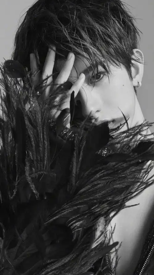 阳光小鲜肉蔡徐坤黑色系迷人写真