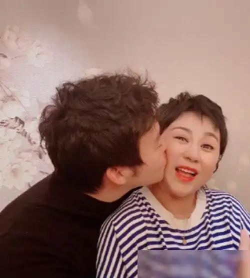 马丽产后和老公首次同框夫妻俩十指相扣秀恩爱有说有笑心情好