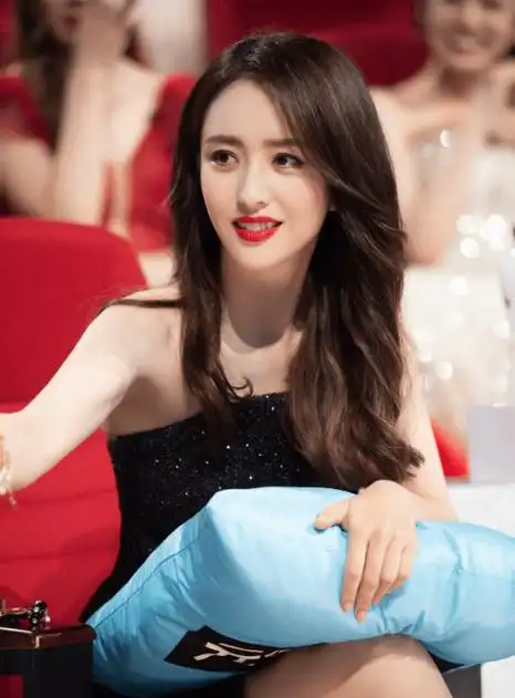 原创笑抽了善恶到头终有报40岁离婚不分家的佟丽娅已走上了另一条路