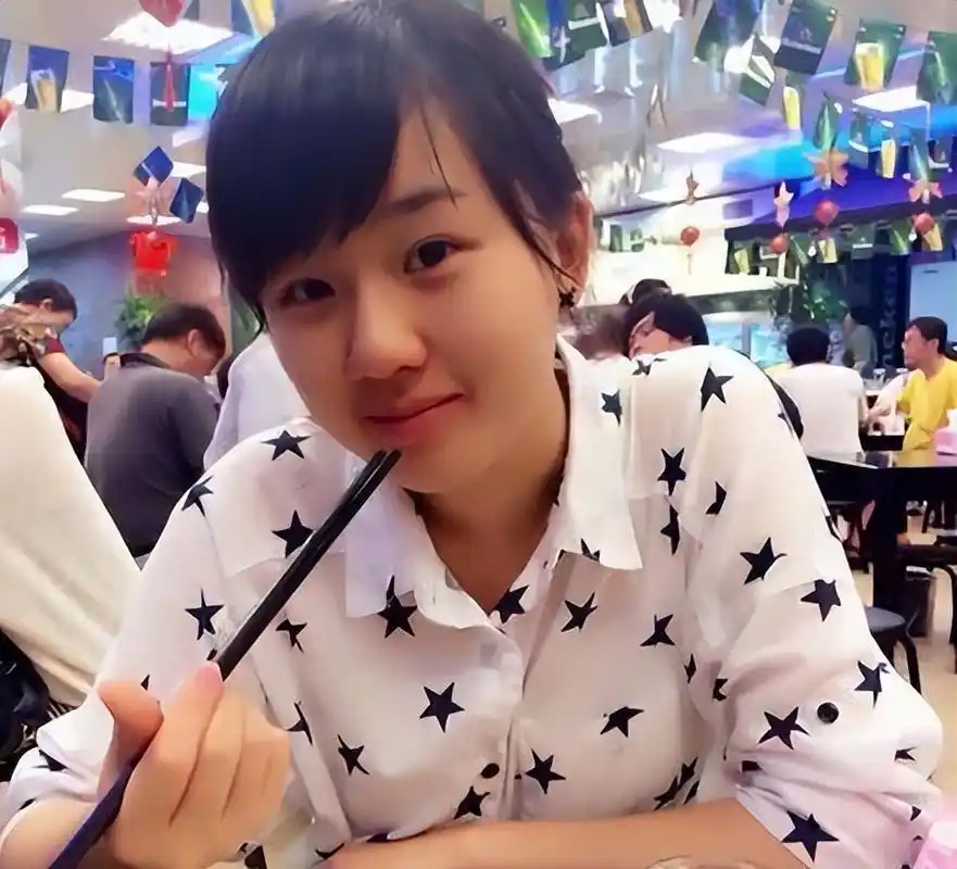 51岁孟非疑有二胎,带幼童出游眉眼像他,老婆貌美大女儿留学多年