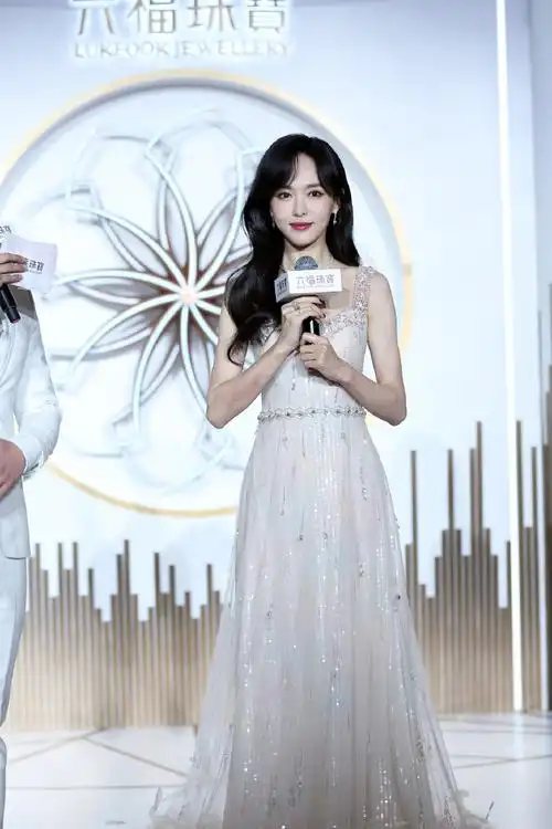 唐嫣钻石鎏光羽毛长裙##唐嫣贵气大女主#唐嫣在上海出席活动,疑身