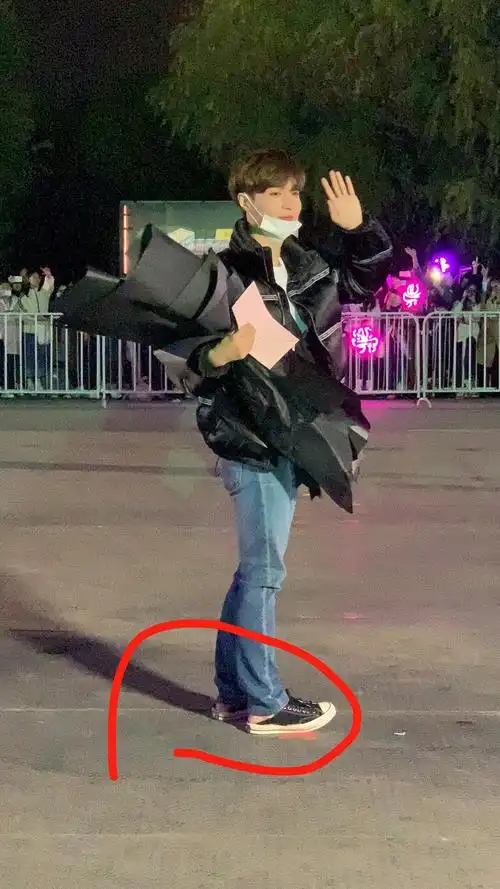 张艺兴,你这样穿鞋不冷吗?