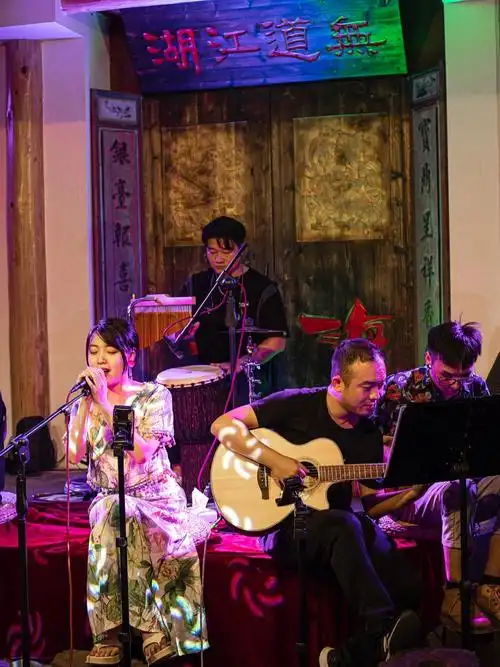 好去处一家古侠风的小清吧～91民谣乐队响起 一秒代入丽江小镇清吧