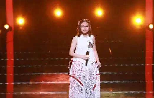 歌手郭沁的腿是怎么回事为什么一直坐着唱歌