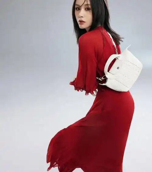 王子文最新造型曝光,时尚裙秀美腿,造型时尚动人_娱乐_李小璐_表演