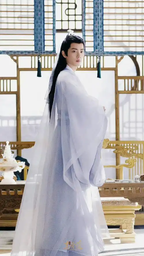 肖战赤脚穿古装不拖地##肖战时影##玉骨遥