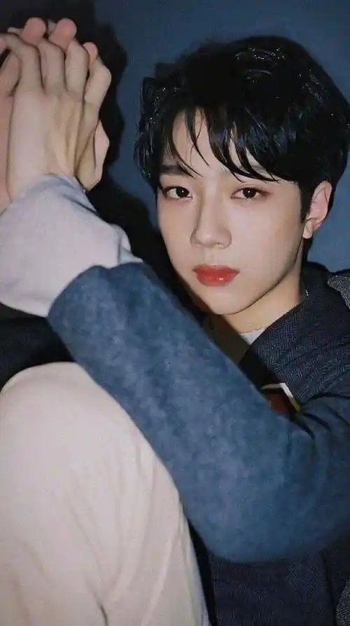 手机壁纸赖冠霖