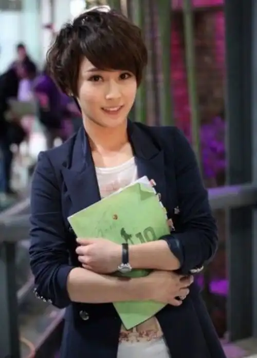 回顾吴京妻子谢楠嫁偶像挺着孕肚办婚礼生两子成人生赢家