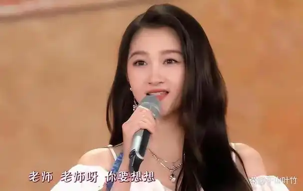 五四晚会:宋轶美得不费力气,关晓彤服装垮,毛不易变化好大