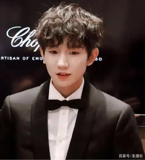 王源锡纸烫渣苏感,一个可以靠头发上热搜的刚哥,以前的也撩人哦