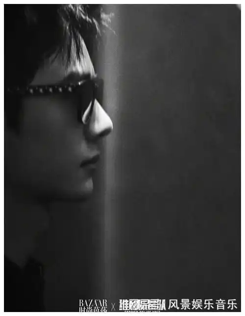 王一博侧脸照,鼻子挺拔,脸部线条坚毅.