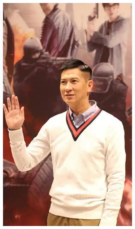 张家辉剪短头发,梳成一款斜偏分发型,52岁了也很有精气神!