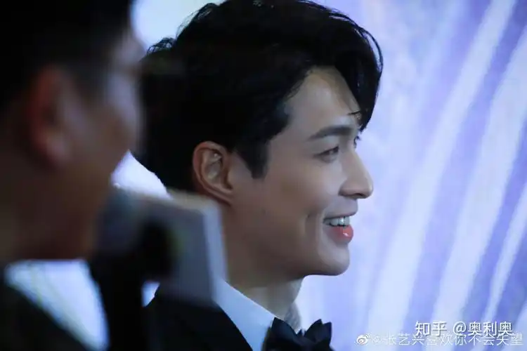 张艺兴的笑容给你什么样的感觉