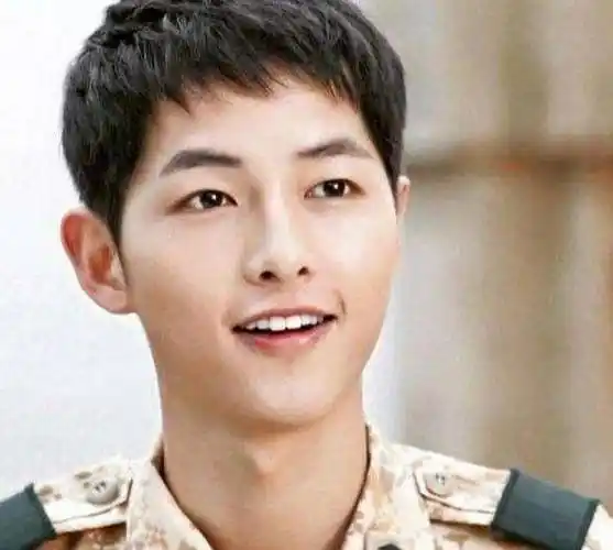 宋仲基换新发型了!婚礼上当司仪七分卷发儒雅俊朗气质温柔!