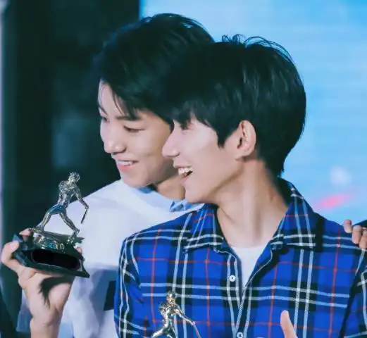 王源新歌字体引热议,他对王俊凯的心意,是对凯源最大的尊重